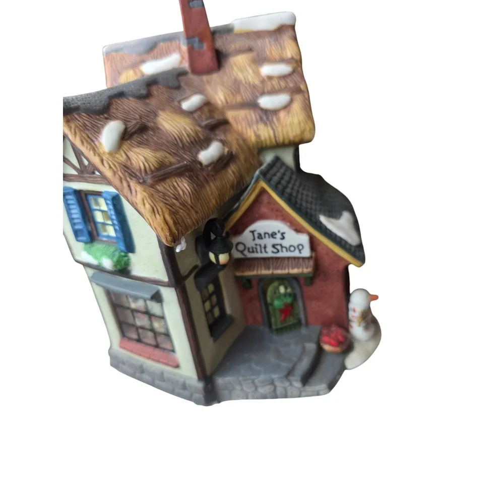 Holiday Time Village Collectibles Janes Quilt Shop Lighted‎ Christmas House G2